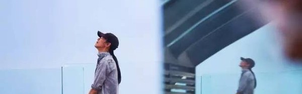 他在意气风发的年纪远离大城市，来到了心中的故乡，建立了一座可270度看遍苍山与洱海的民宿！