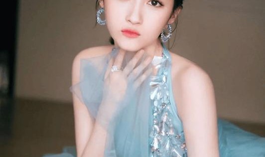 关晓彤悄悄做起了美妆博主，四分之三减龄妆真的实用吗？