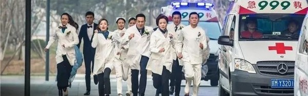 王珞丹救了小偷，张嘉译帮平民英雄接未婚妻，这一次医疗电视剧可不止在谈恋爱