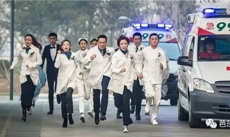 王珞丹救了小偷,张嘉译帮平民英雄接未婚妻,这一次医疗电视剧可不止在谈恋爱