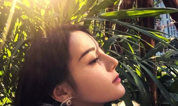 热巴成功逃脱干燥皮的魔爪，快用她的同款补水大法续命吧！