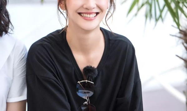 “朝天椒”夫妇公开撒糖，应采儿皮肤好到发光的秘密竟在一张照片里？