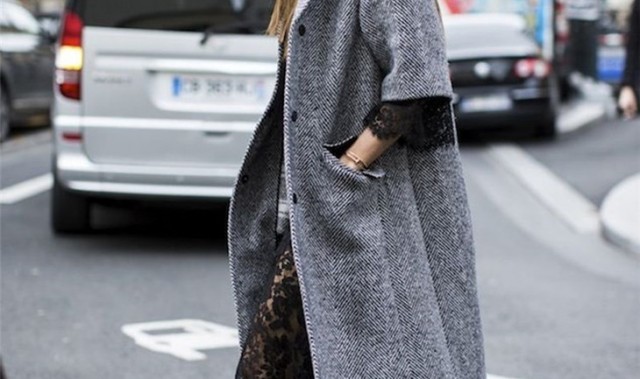 学会用蕾丝裙配大衣，就能够性感又不失温度！