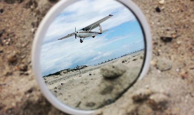 拿着一面小镜子，却创作出梦幻的摄影作品