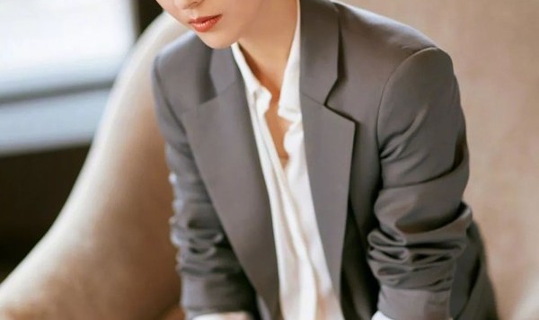 短发佟丽娅穿西装配小白鞋，帅成95后练习生！【每日星范】