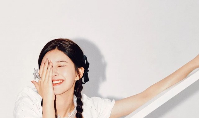 真·深藏不露，赵露思开始做自己的妆发造型师了？