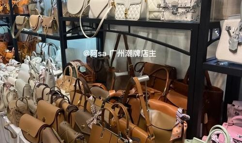 箱包批发信息,全国最大箱包市场之一广州地铁上少量乘坐批发