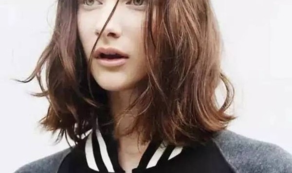 霉霉的头发没干就出门了？这可是最Chic的半湿润发型呢！