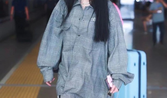 整个造型“垮”掉咯，杨幂你又不好好穿衣服了？