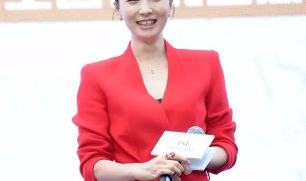 陶虹性感女人只需一件浴袍大衣！