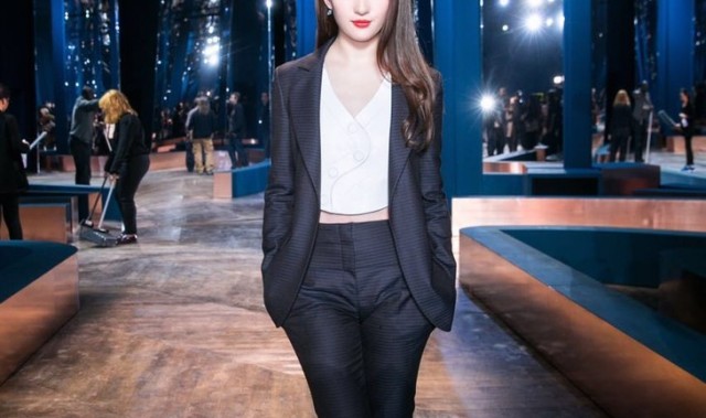 刘亦菲帅出新高度，西服套装横扫Dior高级订制！