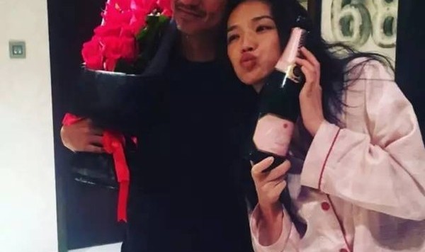 舒淇穿睡衣给冯德伦庆生,撒娇的样子比20岁的热恋少女还甜