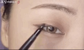 从钟楚曦到宋慧乔,敢画烟熏妆的女人才算活的剔透吗?