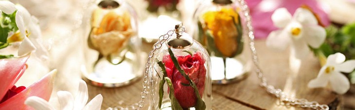 鲜美的小花,在你的脖颈上定格最美的一瞬