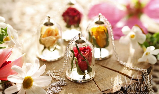 鲜美的小花,在你的脖颈上定格最美的一瞬