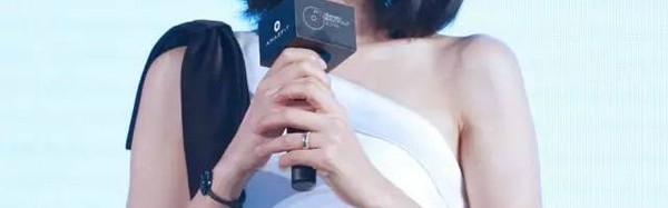 高圆圆 露肩也要有态度，一点小心机就跟别人不一样！