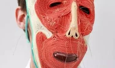 这个男人制作的面具丑爆了,但每个都好想要