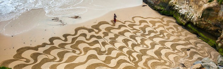 他辞去工作,坚持10年在海滩上作画