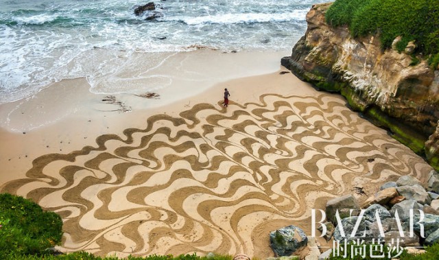 他辞去工作,坚持10年在海滩上作画