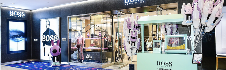 BOSS南京德基店铺重装开业,众明星身着BOSSxJeremyville假日系列现身开幕活动