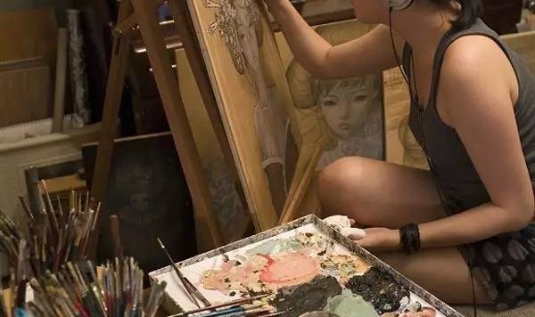 搞艺术的女人认真工作起来太迷人