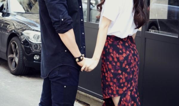 Angelababy T恤加半裙甜蜜出行~ 这”不起眼“的穿法杨幂刘雯也会!