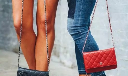 聪明的女人都懂得如何时髦又省钱，她们都买了能肩背的钱包！