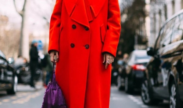 彩色大衣谁穿都美？学会按肤色来选才对，穿错颜色你会后悔！