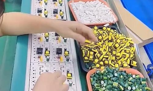 电子厂流水线,昆山顺顺电子工厂is流水线生产配件