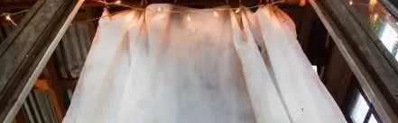 他用废弃物造了三间大树屋