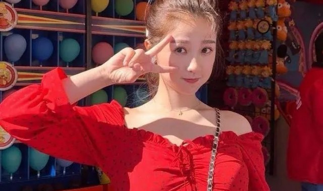 把衣服剪成了一半的宋茜,只为了拥有这件Milkmaid Top!