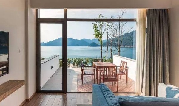 这家180°看湖景的微酒店,竟然不在大理,就藏在离你自驾2h隐世而居的徽派“小村落”里