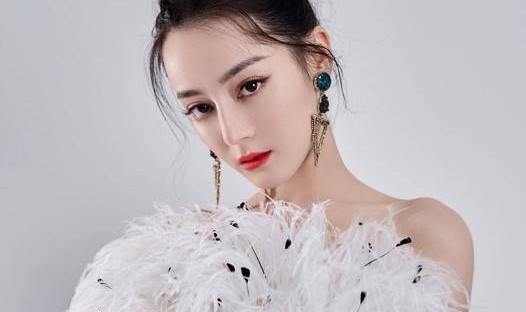 迪丽冷巴出道第一天就上热搜，而平行世界的你最想尝试什么事？