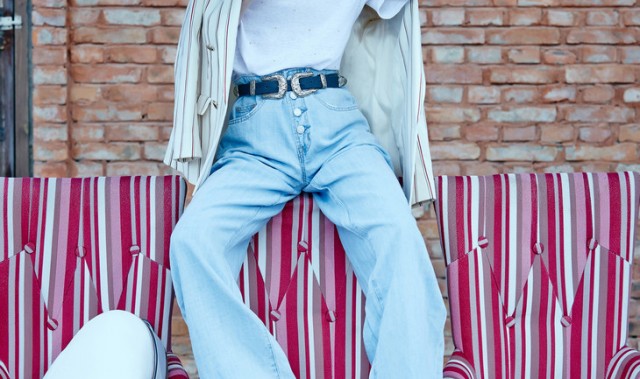 场歌手张韶涵身披ba&sh 18春夏主打款条纹西装 轻松演绎优雅摩登