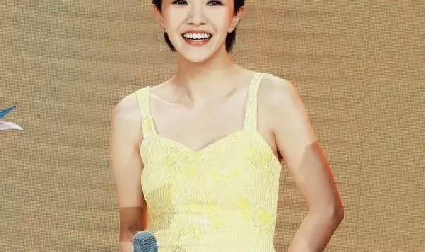 郭采洁 春天就该有件亮色裙!