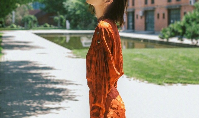 热到窒息的三伏天，她们却穿裙子配靴子？！