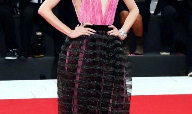 倪妮钟楚曦双双深V长裙走红毯，胸前无痘美肌我也想拥有！