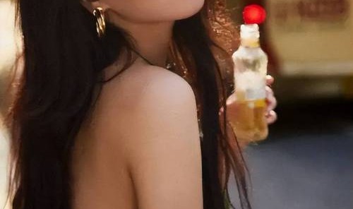 马思纯美得迷倒霍建华，张馨予披了丑花裙！