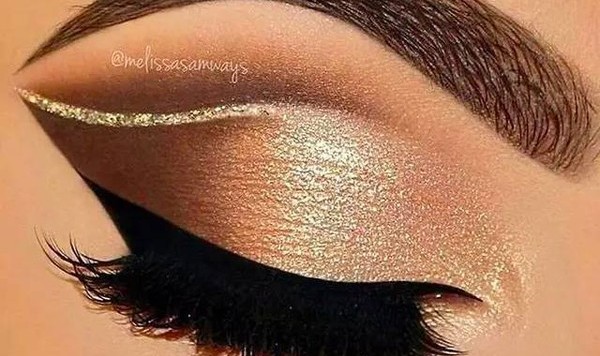 买金戒指能显贵？其实把“金属妆容”搬上脸就一步到位！