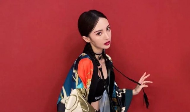 比亮片眼妆更圈粉的魅惑泪痣妆，今年跟金晨学到了！