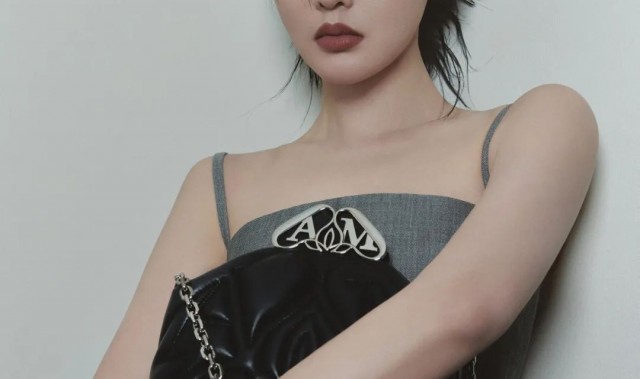 与张天爱一起漫步巴黎，探寻美与力量。