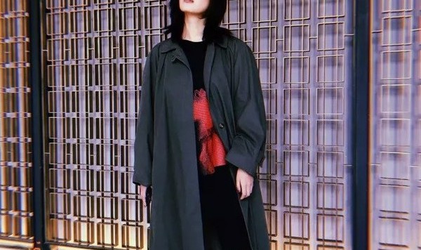 辛芷蕾真酷！挡脸还能靠妆吸睛？