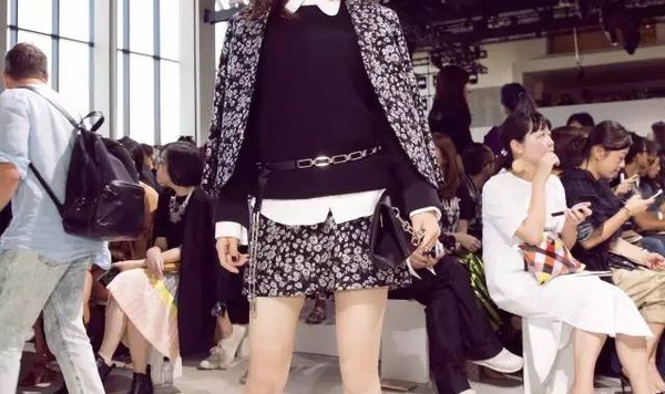 杨幂腿长逆天，Bella走秀摔个底朝天，一切尽在扭腰时装周！【芭瞎时装周】