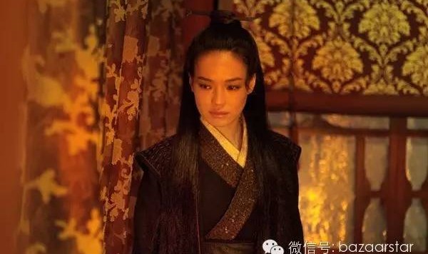 她有侠客的潇洒也有猫般的慵懒，这种魅惑众生的美叫舒淇！