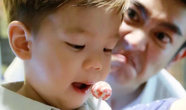 坐拥新一代萌神父子，霍思燕才是人生赢家！