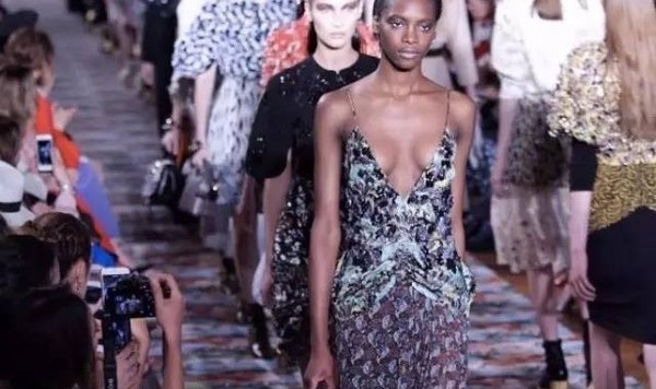 Dior 2017早春秀重返英国，包下火车去看秀玩儿的就是皇家气质！