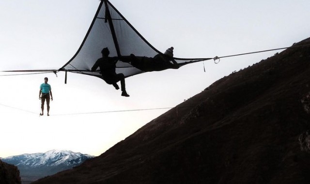 比电影《云中行走》更刺激，RyanRobinson上演野外走钢索