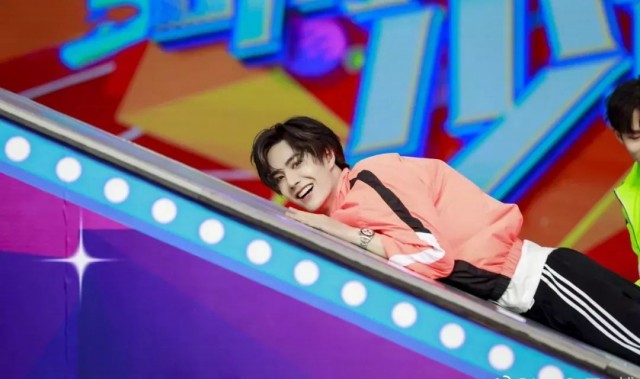 被爱豆回复微博、举手机一起合照,你有过追星的高光时刻吗?【芭姐日常】