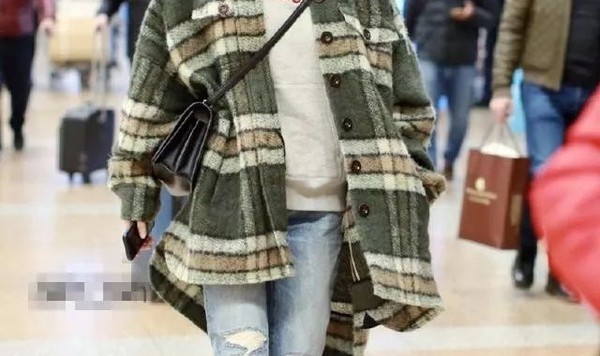 唐嫣张雪迎撞衫撞成消消乐,减龄又好看的格纹大衣难道就这一件吗?