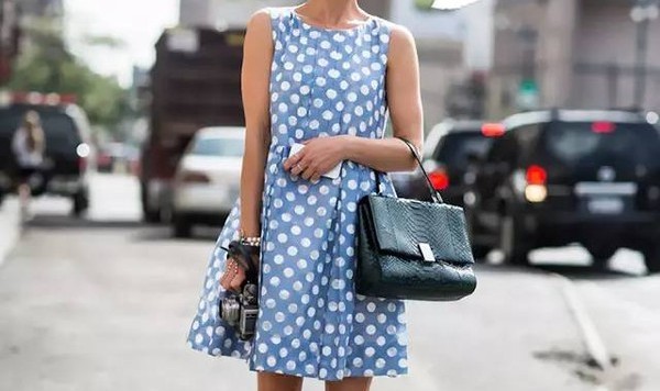 你我都有的T恤衬衫连身裙，她们竟然在这么穿！